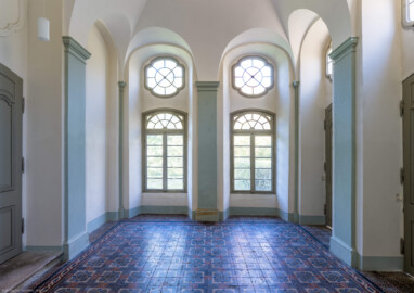 Bruchsal - Belvedere / Schießhaus - Von Innen - Nördlicher Fügel, Östlicher Raum - Von Süden - Blick nach Norden in den Raum; links die Tür zur Spindeltreppe auf die Terrasse, rechts die Türen zum ehemaligen Schießplatz (aufgenommen im Oktober 2022, am Nachmittag) Bruchsal - Belvedere / Schießhaus - Von Innen - Nördlicher Fügel, Östlicher Raum - Von Süden - Blick nach Norden in den Raum; links die Tür zur Spindeltreppe auf die Terrasse, rechts die Türen zum ehemaligen Schießplatz (aufgenommen im Oktober 2022, am Nachmittag)