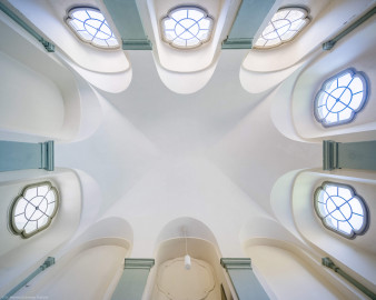 Bruchsal - Belvedere / Schießhaus - Von Innen - Nördlicher Fügel, Östlicher Raum - Von unten - Blick in das Gewölbe des Raums; oben ist Osten, links befindet sich die Tür zum Mitteltrakt / zur Halle, unten die Tür zur Spindeltreppe auf die Terrasse (aufgenommen im Oktober 2022, am Nachmittag) Bruchsal - Belvedere / Schießhaus - Von Innen - Nördlicher Fügel, Östlicher Raum - Von unten - Blick in das Gewölbe des Raums; oben ist Osten, links befindet sich die Tür zum Mitteltrakt / zur Halle, unten die Tür zur Spindeltreppe auf die Terrasse (aufgenommen im Oktober 2022, am Nachmittag)