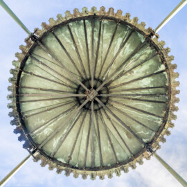 Bruchsal - Belvedere / Schießhaus - Von Innen - Nördlicher Pavillon - Von unten - Blick nach oben in den Baldachin (eine Blechschirmkonstruktion nach zeitgenössischer Chinamode) (aufgenommen im Oktober 2022, am Nachmittag) Bruchsal - Belvedere / Schießhaus - Von Innen - Nördlicher Pavillon - Von unten - Blick nach oben in den Baldachin (eine Blechschirmkonstruktion nach zeitgenössischer Chinamode) (aufgenommen im Oktober 2022, am Nachmittag)