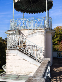 Bruchsal - Belvedere / Schießhaus - Von Innen - Nördlicher Pavillon - Von Süden - Blick auf die schmiedeeisernen Geländer nach Rokoko-Manier an der halbgewendelten Treppe zum Pavillon hinauf sowie an der Plattform des Pavillons (aufgenommen im Oktober 2022, am Nachmittag) Bruchsal - Belvedere / Schießhaus - Von Innen - Nördlicher Pavillon - Von Süden - Blick auf die schmiedeeisernen Geländer nach Rokoko-Manier an der halbgewendelten Treppe zum Pavillon hinauf sowie an der Plattform des Pavillons (aufgenommen im Oktober 2022, am Nachmittag)