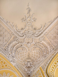 Schloss Bruchsal - Kammerflügel - Von innen - Kammermusiksaal - Decke, südostliche Ecke - Blick von unten senkrecht nach oben auf Stuckdekorationen (Saal ursprünglich gestaltet von Joachim Günther; heute genutzt von den Bruchsaler Schlosskonzerten) (aufgenommen im Februar 2023, am späten Vormittag)