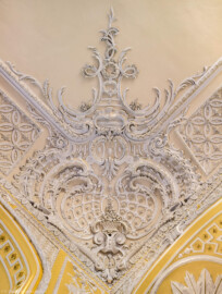 Schloss Bruchsal - Kammerflügel - Von innen - Kammermusiksaal - Decke, nordöstliche Ecke - Blick von unten senkrecht nach oben auf Stuckdekorationen (Saal ursprünglich gestaltet von Joachim Günther; heute genutzt von den Bruchsaler Schlosskonzerten) (aufgenommen im Februar 2023, am späten Vormittag)