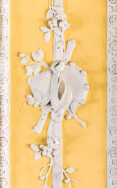 Schloss Bruchsal - Kammerflügel - Kammermusiksaal - Ostwand, schmale Bahn rechts der nordöstlichen Tür, unten - Musikinstrumente als Stuckdekoration (Saal ursprünglich gestaltet von Joachim Günther; heute genutzt von den Bruchsaler Schlosskonzerten) (aufgenommen im Februar 2023, am späten Vormittag) Schloss Bruchsal - Kammerflügel - Kammermusiksaal - Ostwand, schmale Bahn rechts der nordöstlichen Tür, unten - Musikinstrumente als Stuckdekoration (Saal ursprünglich gestaltet von Joachim Günther; heute genutzt von den Bruchsaler Schlosskonzerten) (aufgenommen im Februar 2023, am späten Vormittag)