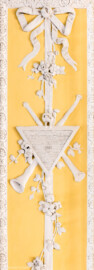 Schloss Bruchsal - Kammerflügel - Kammermusiksaal - Ostwand, schmale Bahn links der Wandmitte, oben - Musikinstrumente als Stuckdekoration (Saal ursprünglich gestaltet von Joachim Günther; heute genutzt von den Bruchsaler Schlosskonzerten) (aufgenommen im Februar 2023, am späten Vormittag)