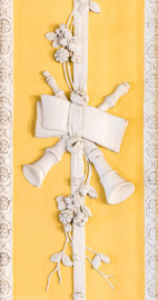 Schloss Bruchsal - Kammerflügel - Kammermusiksaal - Ostwand, schmale Bahn links der Wandmitte, unten - Musikinstrumente als Stuckdekoration (Saal ursprünglich gestaltet von Joachim Günther; heute genutzt von den Bruchsaler Schlosskonzerten) (aufgenommen im Februar 2023, am späten Vormittag) Schloss Bruchsal - Kammerflügel - Kammermusiksaal - Ostwand, schmale Bahn links der Wandmitte, unten - Musikinstrumente als Stuckdekoration (Saal ursprünglich gestaltet von Joachim Günther; heute genutzt von den Bruchsaler Schlosskonzerten) (aufgenommen im Februar 2023, am späten Vormittag)