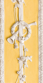 Schloss Bruchsal - Kammerflügel - Kammermusiksaal - Ostwand, schmale Bahn rechts der südöstlichen Tür, unten - Musikinstrumente als Stuckdekoration (Saal ursprünglich gestaltet von Joachim Günther; heute genutzt von den Bruchsaler Schlosskonzerten) (aufgenommen im Februar 2023, um die Mittagszeit) Schloss Bruchsal - Kammerflügel - Kammermusiksaal - Ostwand, schmale Bahn rechts der südöstlichen Tür, unten - Musikinstrumente als Stuckdekoration (Saal ursprünglich gestaltet von Joachim Günther; heute genutzt von den Bruchsaler Schlosskonzerten) (aufgenommen im Februar 2023, um die Mittagszeit)