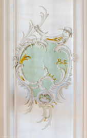 Schloss Bruchsal - Hauptbau / Corps de Logis - Beletage - Kuppelsaal, nahe südöstlichem Fenster zum Fürstensaal - Von Norden - Blick auf Muschelwerk an der südlichen Fensterlaibung (Stuck ursprünglich geschaffen von Johann Michael Feichtmayr) (aufgenommen im Februar 2023, am frühen Nachmittag) Schloss Bruchsal - Hauptbau / Corps de Logis - Beletage - Kuppelsaal, nahe südöstlichem Fenster zum Fürstensaal - Von Norden - Blick auf Muschelwerk an der südlichen Fensterlaibung (Stuck ursprünglich geschaffen von Johann Michael Feichtmayr) (aufgenommen im Februar 2023, am frühen Nachmittag)