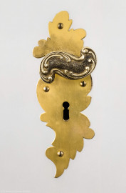 Schloss Bruchsal - Hauptbau / Corps de Logis - Beletage - Kuppelsaal - Von Osten - Blick auf den Türknauf und den Türbeschlag der Tür zum Marmorsaal (aufgenommen im Februar 2023, am Nachmittag) Schloss Bruchsal - Hauptbau / Corps de Logis - Beletage - Kuppelsaal - Von Osten - Blick auf den Türknauf und den Türbeschlag der Tür zum Marmorsaal (aufgenommen im Februar 2023, am Nachmittag)