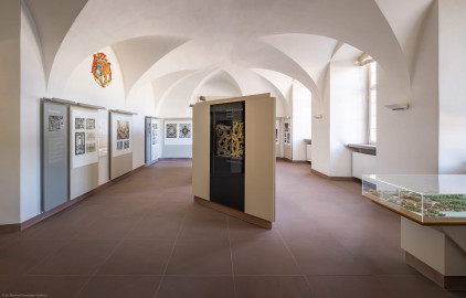 Schloss Bruchsal - Hauptbau / Corps de Logis - Erdgeschoss, Südhälfte - Dokumentationsräume „Schloss Bruchsal – gebaut, zerstört, wiedererstanden“ - Von Norden - Blick nach Süden in den Raum zwischen Gartensaal und Laubenzimmer (aufgenommen im Februar 2023, um die Mittagszeit) Schloss Bruchsal - Hauptbau / Corps de Logis - Erdgeschoss, Südhälfte - Dokumentationsräume „Schloss Bruchsal – gebaut, zerstört, wiedererstanden“ - Von Norden - Blick nach Süden in den Raum zwischen Gartensaal und Laubenzimmer (aufgenommen im Februar 2023, um die Mittagszeit)
