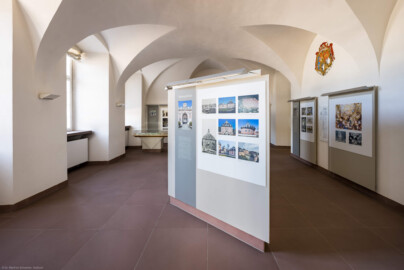 Schloss Bruchsal - Hauptbau / Corps de Logis - Erdgeschoss, Südhälfte - Dokumentationsräume „Schloss Bruchsal – gebaut, zerstört, wiedererstanden“ - Von Süden - Blick nach Norden in den Raum zwischen Gartensaal und Laubenzimmer (aufgenommen im Februar 2023, um die Mittagszeit) Schloss Bruchsal - Hauptbau / Corps de Logis - Erdgeschoss, Südhälfte - Dokumentationsräume „Schloss Bruchsal – gebaut, zerstört, wiedererstanden“ - Von Süden - Blick nach Norden in den Raum zwischen Gartensaal und Laubenzimmer (aufgenommen im Februar 2023, um die Mittagszeit)