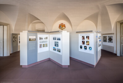 Schloss Bruchsal - Hauptbau / Corps de Logis - Erdgeschoss, Südhälfte - Dokumentationsräume „Schloss Bruchsal – gebaut, zerstört, wiedererstanden“ - Von Westen - Blick nach Osten in den Raum zwischen Gartensaal und Laubenzimmer (aufgenommen im Februar 2023, um die Mittagszeit) Schloss Bruchsal - Hauptbau / Corps de Logis - Erdgeschoss, Südhälfte - Dokumentationsräume „Schloss Bruchsal – gebaut, zerstört, wiedererstanden“ - Von Westen - Blick nach Osten in den Raum zwischen Gartensaal und Laubenzimmer (aufgenommen im Februar 2023, um die Mittagszeit)