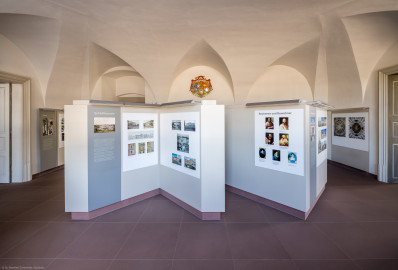Schloss Bruchsal - Hauptbau / Corps de Logis - Erdgeschoss, Südhälfte - Dokumentationsräume „Schloss Bruchsal – gebaut, zerstört, wiedererstanden“ - Von Westen - Blick nach Osten in den Raum zwischen Gartensaal und Laubenzimmer (aufgenommen im Februar 2023, um die Mittagszeit) Schloss Bruchsal - Hauptbau / Corps de Logis - Erdgeschoss, Südhälfte - Dokumentationsräume „Schloss Bruchsal – gebaut, zerstört, wiedererstanden“ - Von Westen - Blick nach Osten in den Raum zwischen Gartensaal und Laubenzimmer (aufgenommen im Februar 2023, um die Mittagszeit)