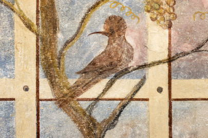 Schloss Bruchsal - Hauptbau / Corps de Logis - Erdgeschoss - Laubenzimmer - Westwand, südliches Fenster, nördliche Laibung - Blick auf einen Vogel in der Laube (Malereien vermutlich von Giovanni Francesco Marchini, zwischen 1731 und 1736, weitgehend original erhalten, in den 1970er Jahren freigelegt) (aufgenommen im Februar 2023, am frühen Nachmittag) Schloss Bruchsal - Hauptbau / Corps de Logis - Erdgeschoss - Laubenzimmer - Westwand, südliches Fenster, nördliche Laibung - Blick auf einen Vogel in der Laube (Malereien vermutlich von Giovanni Francesco Marchini, zwischen 1731 und 1736, weitgehend original erhalten, in den 1970er Jahren freigelegt) (aufgenommen im Februar 2023, am frühen Nachmittag)