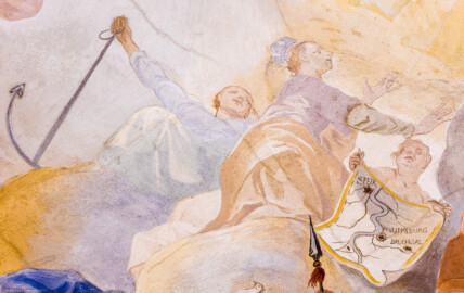 Schloss Bruchsal - Hauptbau / Corps de Logis - Beletage - Fürstensaal - Decke, innere Zone, südwestlich des Zentrums der Decke - Links: Darstellung einer Frau mit Anker in der Hand als Allegorie für die Hoffnung; Mitte: Darstellung einer gekrönten Frau als Allegorie für Speyer; rechts: eine Frau hält einen Plan mit den Residenzstädten der Bischöfe von Speyer (Speyer, Udenheim/Philippsburg, Bruchsal) (Deckenfresko urspünglich gemalt 1751 von Johannes Zick, originalgetreu rekonstruiert 1966 bis 1969 von Wolfram Köberl) (aufgenommen im Februar 2023, am frühen Nachmittag)