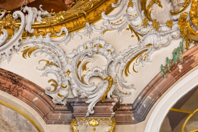 Schloss Bruchsal - Hauptbau / Corps de Logis - Beletage - Marmorsaal / Kaisersaal - Stuckaturzone im unterern Teil der Decke, oberhalb der südlichen Säule an der Ostwand - Blick auf Stuckaturen (Stuck urspünglich von Johann Michael Feuchtmayer dem Jüngeren, rekonstruiert 1962 bis 1969 von Jakob und Josef Schnitzer) (aufgenommen im Februar 2023, am Nachmittag)