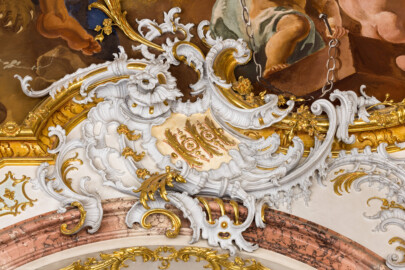 Schloss Bruchsal - Hauptbau / Corps de Logis - Beletage - Marmorsaal / Kaisersaal - Stuckaturzone im unterern Teil der Decke, oberhalb der südöstlichen ovalen Scheinfensters - Blick auf Stuckaturen (Stuck urspünglich von Johann Michael Feuchtmayer dem Jüngeren, rekonstruiert 1962 bis 1969 von Jakob und Josef Schnitzer) (aufgenommen im Februar 2023, am Nachmittag)
