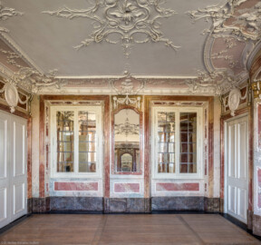 Bad Schönborn / Bad Mingolsheim - Schloss Kislau - Hauptbau - Von Innen - Badezimmer - Von Osten - Blick nach Westen in das Badezimmer; links eine Schranktür, rechts die Tür zum Dienergang, ganz rechts die Badenische; Stuckverzierungen erstellt vor 1770, Medaillons nach 1770 von Joachim Günther (1720-1789); Raum unter Franz Christoph von Hutten zum Stolzenberg zwischen 1761 und 1770 ausgebaut, später leicht verändert (aufgenommen im Februar 2023, am frühen Nachmittag)