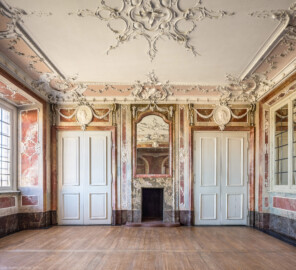 Bad Schönborn / Bad Mingolsheim - Schloss Kislau - Hauptbau - Von Innen - Badezimmer - Von Norden - Blick nach Süden in das Badezimmer; links die Tür zum Schlafzimmer, rechts eine Schranktür; Stuckverzierungen erstellt vor 1770, Medaillons nach 1770 von Joachim Günther (1720-1789); Raum unter Franz Christoph von Hutten zum Stolzenberg zwischen 1761 und 1770 ausgebaut, später leicht verändert (aufgenommen im Februar 2023, am frühen Nachmittag)