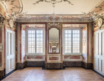 Bad Schönborn / Bad Mingolsheim - Schloss Kislau - Hauptbau - Von Innen - Badezimmer - Von Westen - Blick nach Osten in das Badezimmer; links die Tür zum Klosett, rechts die Tür zum Schlafzimmer; Stuckverzierungen erstellt vor 1770, Medaillons nach 1770 von Joachim Günther (1720-1789); Raum unter Franz Christoph von Hutten zum Stolzenberg zwischen 1761 und 1770 ausgebaut, später leicht verändert (aufgenommen im Februar 2023, am Nachmittag)