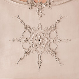 Bad Schönborn / Bad Mingolsheim - Schloss Kislau - Hauptbau - Von Innen - Badezimmer, Decke - Zentraler Blick nach oben auf die Stuckverzierungen; oben ist Norden; Stuckverzierungen erstellt vor 1770 von Joachim Günther (1720-1789); Raum unter Franz Christoph von Hutten zum Stolzenberg zwischen 1761 und 1770 ausgebaut, später leicht verändert (aufgenommen im Februar 2023, am Nachmittag) Bad Schönborn / Bad Mingolsheim - Schloss Kislau - Hauptbau - Von Innen - Badezimmer, Decke - Zentraler Blick nach oben auf die Stuckverzierungen; oben ist Norden; Stuckverzierungen erstellt vor 1770 von Joachim Günther (1720-1789); Raum unter Franz Christoph von Hutten zum Stolzenberg zwischen 1761 und 1770 ausgebaut, später leicht verändert (aufgenommen im Februar 2023, am Nachmittag)