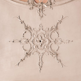 Bad Schönborn / Bad Mingolsheim - Schloss Kislau - Hauptbau - Von Innen - Badezimmer, Decke - Zentraler Blick nach oben auf die Stuckverzierungen; oben ist Norden; Stuckverzierungen erstellt vor 1770 von Joachim Günther (1720-1789); Raum unter Franz Christoph von Hutten zum Stolzenberg zwischen 1761 und 1770 ausgebaut, später leicht verändert (aufgenommen im Februar 2023, am Nachmittag) Bad Schönborn / Bad Mingolsheim - Schloss Kislau - Hauptbau - Von Innen - Badezimmer, Decke - Zentraler Blick nach oben auf die Stuckverzierungen; oben ist Norden; Stuckverzierungen erstellt vor 1770 von Joachim Günther (1720-1789); Raum unter Franz Christoph von Hutten zum Stolzenberg zwischen 1761 und 1770 ausgebaut, später leicht verändert (aufgenommen im Februar 2023, am Nachmittag)