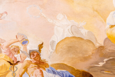 Schloss Bruchsal - Hauptbau / Corps de Logis - Beletage - Fürstensaal - Decke, Mitte, Zentrum nach Westen hin - Ausschnitt aus der westlichen mittleren inneren Zone - Ganz links: ein Genius, eine Mitra (als Symbol für die geistliche Würde) über Hermes haltend; links: Darstellung des Götterboten Hermes (mit Flügeln an Helm und Füßen), in der Hand den Hermesstab (ein Stab mit zwei Flügeln, umschlungen von zwei Schlangen); Mitte: Darstellung einer Frau, einen Lorbeerkranz in der Hand haltend (Deckenfresko urspünglich gemalt 1751 von Johannes Zick, originalgetreu rekonstruiert 1966 bis 1969 von Wolfram Köberl) (aufgenommen im März 2023, um die Mittagszeit) Schloss Bruchsal - Hauptbau / Corps de Logis - Beletage - Fürstensaal - Decke, Mitte, Zentrum nach Westen hin - Ausschnitt aus der westlichen mittleren inneren Zone - Ganz links: ein Genius, eine Mitra (als Symbol für die geistliche Würde) über Hermes haltend; links: Darstellung des Götterboten Hermes (mit Flügeln an Helm und Füßen), in der Hand den Hermesstab (ein Stab mit zwei Flügeln, umschlungen von zwei Schlangen); Mitte: Darstellung einer Frau, einen Lorbeerkranz in der Hand haltend (Deckenfresko urspünglich gemalt 1751 von Johannes Zick, originalgetreu rekonstruiert 1966 bis 1969 von Wolfram Köberl) (aufgenommen im März 2023, um die Mittagszeit)