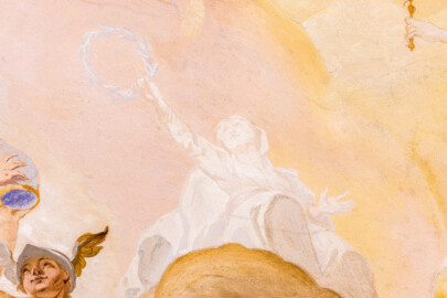 Schloss Bruchsal - Hauptbau / Corps de Logis - Beletage - Fürstensaal - Decke, Mitte, Zentrum nach Westen hin - Ausschnitt aus der westlichen mittleren inneren Zone - Links: Darstellung des Götterboten Hermes; Mitte: Darstellung einer Frau, einen Lorbeerkranz in der Hand haltend (Deckenfresko urspünglich gemalt 1751 von Johannes Zick, originalgetreu rekonstruiert 1966 bis 1969 von Wolfram Köberl) (aufgenommen im März 2023, um die Mittagszeit) Schloss Bruchsal - Hauptbau / Corps de Logis - Beletage - Fürstensaal - Decke, Mitte, Zentrum nach Westen hin - Ausschnitt aus der westlichen mittleren inneren Zone - Links: Darstellung des Götterboten Hermes; Mitte: Darstellung einer Frau, einen Lorbeerkranz in der Hand haltend (Deckenfresko urspünglich gemalt 1751 von Johannes Zick, originalgetreu rekonstruiert 1966 bis 1969 von Wolfram Köberl) (aufgenommen im März 2023, um die Mittagszeit)