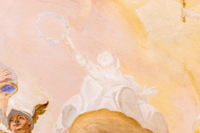 Schloss Bruchsal - Hauptbau / Corps de Logis - Beletage - Fürstensaal - Decke, Mitte, Zentrum nach Westen hin - Ausschnitt aus der westlichen mittleren inneren Zone - Links: Darstellung des Götterboten Hermes; Mitte: Darstellung einer Frau, einen Lorbeerkranz in der Hand haltend (Deckenfresko urspünglich gemalt 1751 von Johannes Zick, originalgetreu rekonstruiert 1966 bis 1969 von Wolfram Köberl) (aufgenommen im März 2023, um die Mittagszeit) Schloss Bruchsal - Hauptbau / Corps de Logis - Beletage - Fürstensaal - Decke, Mitte, Zentrum nach Westen hin - Ausschnitt aus der westlichen mittleren inneren Zone - Links: Darstellung des Götterboten Hermes; Mitte: Darstellung einer Frau, einen Lorbeerkranz in der Hand haltend (Deckenfresko urspünglich gemalt 1751 von Johannes Zick, originalgetreu rekonstruiert 1966 bis 1969 von Wolfram Köberl) (aufgenommen im März 2023, um die Mittagszeit)