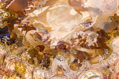 Schloss Bruchsal - Hauptbau / Corps de Logis - Von innen - Beletage - Marmorsaal / Kaisersaal - Decke, südwestliches Viertel - Von Nordosten - Blick nach oben auf die südwestliche Ecke der Decke - Links der Mitte: Darstellung einer Scheinarchitektur und des Ewigen Herdfeuers im Tempel der Vesta; rechts der Mitte: Darstellung des Götterboten Hermes; darunter: Darstellung des Zeitgotts Chronos und des Titans Atlas (Deckenfresko urspünglich gemalt 1754 von Johannes Zick, originalgetreu rekonstruiert 1971 bis 1974 von Wolfram Köberl; Stuck urspünglich von Johann Michael Feuchtmayer dem Jüngeren, rekonstruiert 1962 bis 1969 von Jakob und Josef Schnitzer) (aufgenommen im März 2023, am frühen Nachmittag) Schloss Bruchsal - Hauptbau / Corps de Logis - Von innen - Beletage - Marmorsaal / Kaisersaal - Decke, südwestliches Viertel - Von Nordosten - Blick nach oben auf die südwestliche Ecke der Decke - Links der Mitte: Darstellung einer Scheinarchitektur und des Ewigen Herdfeuers im Tempel der Vesta; rechts der Mitte: Darstellung des Götterboten Hermes; darunter: Darstellung des Zeitgotts Chronos und des Titans Atlas (Deckenfresko urspünglich gemalt 1754 von Johannes Zick, originalgetreu rekonstruiert 1971 bis 1974 von Wolfram Köberl; Stuck urspünglich von Johann Michael Feuchtmayer dem Jüngeren, rekonstruiert 1962 bis 1969 von Jakob und Josef Schnitzer) (aufgenommen im März 2023, am frühen Nachmittag)