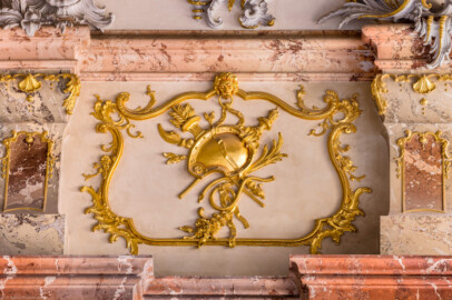Schloss Bruchsal - Hauptbau / Corps de Logis - Von innen - Beletage - Marmorsaal / Kaisersaal - Südwand, westliche Hälfte, zwischen oberen Gesimsen - Von Norden - Blick auf ein Feld mit vergoldeten Stuckverzierungen (aufgenommen im März 2023, am Nachmittag)