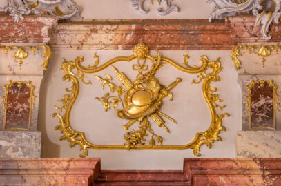 Schloss Bruchsal - Hauptbau / Corps de Logis - Von innen - Beletage - Marmorsaal / Kaisersaal - Nordwand, östliche Hälfte, zwischen oberen Gesimsen - Von Norden - Blick auf ein Feld mit vergoldeten Stuckverzierungen (aufgenommen im März 2023, am Nachmittag)