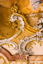 Schloss Bruchsal - Hauptbau / Corps de Logis - Von innen - Beletage - Marmorsaal / Kaisersaal - Von Süden - Blick auf die Stuckverzierungen oberhalb der Säule östlich der (nördlichen) Tür zum Jagdzimmer (aufgenommen im März 2023, am Nachmittag)