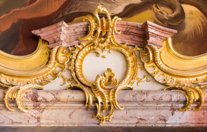 Schloss Bruchsal - Hauptbau / Corps de Logis - Von innen - Beletage - Marmorsaal / Kaisersaal - Von Norden - Blick auf die vergoldeten Stuckverzierungen oberhalb der (südlichen) Tür zum Gelben Zimmer (aufgenommen im März 2023, am Nachmittag)