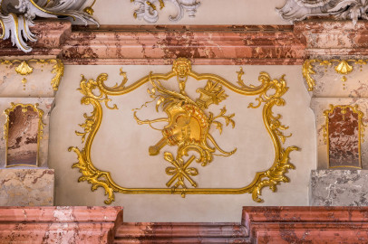 Schloss Bruchsal - Hauptbau / Corps de Logis - Von innen - Beletage - Marmorsaal / Kaisersaal - Nordwand, westliche Hälfte, zwischen oberen Gesimsen - Von Norden - Blick auf ein Feld mit vergoldeten Stuckverzierungen (aufgenommen im März 2023, am Nachmittag) Schloss Bruchsal - Hauptbau / Corps de Logis - Von innen - Beletage - Marmorsaal / Kaisersaal - Nordwand, westliche Hälfte, zwischen oberen Gesimsen - Von Norden - Blick auf ein Feld mit vergoldeten Stuckverzierungen (aufgenommen im März 2023, am Nachmittag)