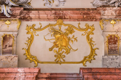 Schloss Bruchsal - Hauptbau / Corps de Logis - Von innen - Beletage - Marmorsaal / Kaisersaal - Nordwand, westliche Hälfte, zwischen oberen Gesimsen - Von Norden - Blick auf ein Feld mit vergoldeten Stuckverzierungen (aufgenommen im März 2023, am Nachmittag)