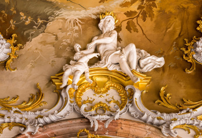 Schloss Bruchsal - Hauptbau / Corps de Logis - Beletage - Marmorsaal / Kaisersaal - Stuckaturzone, oberhalb des Durchgangs zum Gelben Zimmer - Blick auf Figuren, einen Mann mit Lorbeerkranz und einen Putto (Deckenbild ursprünglich von Johannes Zick, rekonstruiert von Wolfram Köberl, 1969 bis 1973; Stuckaturen ursprünglich von Johann Michael Feichtmayr) (aufgenommen im März 2023, am Nachmittag) Schloss Bruchsal - Hauptbau / Corps de Logis - Beletage - Marmorsaal / Kaisersaal - Stuckaturzone, oberhalb des Durchgangs zum Gelben Zimmer - Blick auf Figuren, einen Mann mit Lorbeerkranz und einen Putto (Deckenbild ursprünglich von Johannes Zick, rekonstruiert von Wolfram Köberl, 1969 bis 1973; Stuckaturen ursprünglich von Johann Michael Feichtmayr) (aufgenommen im März 2023, am Nachmittag)