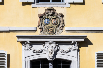 Bad Schönborn / Bad Mingolsheim - Schloss Kislau - Kavalierbau, Mitte, über der zentralen östlichen Tür - Von Osten - Blick auf das Allianzwappen von Franz Christoph von Hutten zum Stolzenberg (unten: Wappen des Fürstbischofs Franz Christoph, links: Wappen des Hochstifts Speyer, rechts: Wappen der Propstei Weißenburg) sowie auf das Monogram ("FC") von Franz Christoph (aufgenommen im April 2023, am späten Vormittag) Bad Schönborn / Bad Mingolsheim - Schloss Kislau - Kavalierbau, Mitte, über der zentralen östlichen Tür - Von Osten - Blick auf das Allianzwappen von Franz Christoph von Hutten zum Stolzenberg (unten: Wappen des Fürstbischofs Franz Christoph, links: Wappen des Hochstifts Speyer, rechts: Wappen der Propstei Weißenburg) sowie auf das Monogram ("FC") von Franz Christoph (aufgenommen im April 2023, am späten Vormittag)