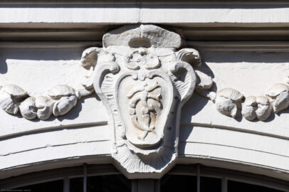 Bad Schönborn / Bad Mingolsheim - Schloss Kislau - Kavalierbau, Mitte, über der zentralen östlichen Tür - Von Osten - Blick auf das Monogram ("FC") von Franz Christoph von Hutten zum Stolzenberg (aufgenommen im April 2023, am späten Vormittag)