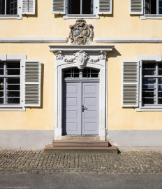 Bad Schönborn / Bad Mingolsheim - Schloss Kislau - Kavalierbau, Mitte - Von Osten - Blick auf die zentrale Tür mit dem Allianzwappen und dem Monogram ("FC") von Franz Christoph von Hutten zum Stolzenberg (aufgenommen im April 2023, am späten Vormittag) Bad Schönborn / Bad Mingolsheim - Schloss Kislau - Kavalierbau, Mitte - Von Osten - Blick auf die zentrale Tür mit dem Allianzwappen und dem Monogram ("FC") von Franz Christoph von Hutten zum Stolzenberg (aufgenommen im April 2023, am späten Vormittag)