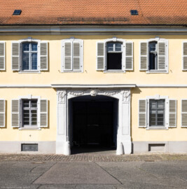 Bad Schönborn / Bad Mingolsheim - Schloss Kislau - Kavalierbau, nördliche Durchfahrt - Von Osten - Blick nach Westen auf das Portal der nördlichen Durchfahrt (aufgenommen im April 2023, am späten Vormittag)