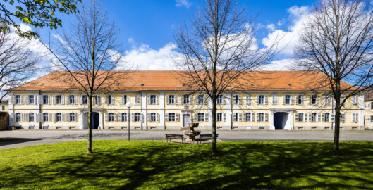 Bad Schönborn / Bad Mingolsheim - Schloss Kislau - Kavalierbau - Von Osten - Blick vom Frauenbau nach Westen auf den Kavalierbau (aufgenommen im April 2023, um die Mittagszeit)