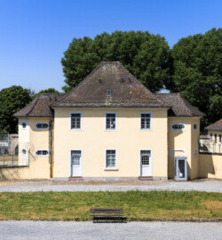 Bad Schönborn / Bad Mingolsheim - Schloss Kislau - Krankenbau - Von Osten - Blick vom mittleren Fenster des 1. Obergeschosses des Küchenbaus nach Westen auf den ehemaligen Ehrenhof, den Krankenbau (ehemals Heiduckenbau bzw. Lakaienspeisehaus, in der Mitte) sowie ein ehemaliges Stallungsgebäude (rechts, nach hinten) (aufgenommen im Juni 2023, um die Mittagszeit)