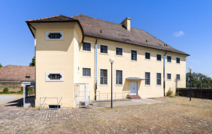 Bad Schönborn / Bad Mingolsheim - Schloss Kislau - Küchenbau  - Von Südwest - Blick auf die Südwest- und Südfassade des Küchenbaus (aufgenommen im Juni 2023, um die Mittagszeit)