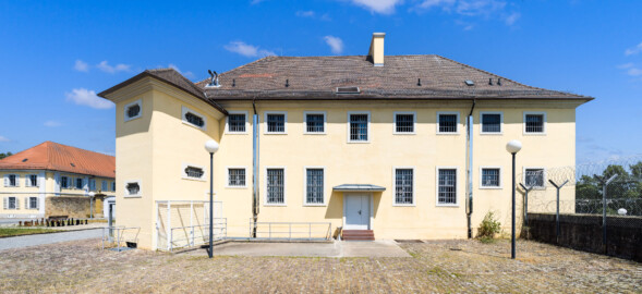 Bad Schönborn / Bad Mingolsheim - Schloss Kislau - Küchenbau  - Von Süden - Blick auf die Südfassade des Küchenbaus, links der Kavalierbau (aufgenommen im Juni 2023, um die Mittagszeit)