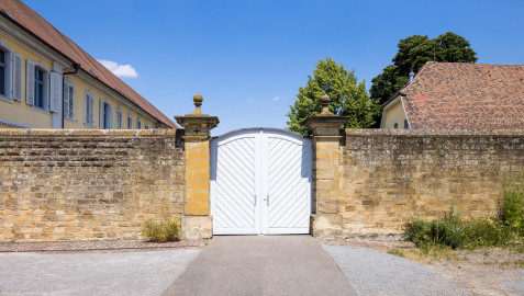 Bad Schönborn / Bad Mingolsheim - Schloss Kislau - Tor / Trennmauer / Kavalierbau / Ökonomiegebäude - Von Süden - Blick vom Ehrenhof auf das Tor und die Trennmauer, den Kavalierbau (links) sowie ein ehemaliges Ökonomiegebäude (rechts) (aufgenommen im Juni 2023, am frühen Nachmittag) Bad Schönborn / Bad Mingolsheim - Schloss Kislau - Tor / Trennmauer / Kavalierbau / Ökonomiegebäude - Von Süden - Blick vom Ehrenhof auf das Tor und die Trennmauer, den Kavalierbau (links) sowie ein ehemaliges Ökonomiegebäude (rechts) (aufgenommen im Juni 2023, am frühen Nachmittag)