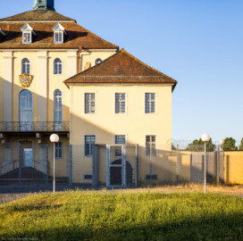 Bad Schönborn / Bad Mingolsheim - Schloss Kislau - Hauptbau - Von Norden - Blick vom ehemaligen Ehrenhof auf die Nordfassaden des Westflügels und des Hauptbaus (aufgenommen im Juni 2023, am frühen Vormittag)