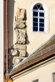 Bad Schönborn / Bad Mingolsheim - Schloss Kislau - Hauptbau, Nordseite, oberhalb des westlichen Flügels - Von Nordost - Blick vom ehemaligen Ehrenhof nach oben auf Quader des ehemaligen Bergfrieds (aufgenommen im Juni 2023, am frühen Vormittag) Bad Schönborn / Bad Mingolsheim - Schloss Kislau - Hauptbau, Nordseite, oberhalb des westlichen Flügels - Von Nordost - Blick vom ehemaligen Ehrenhof nach oben auf Quader des ehemaligen Bergfrieds (aufgenommen im Juni 2023, am frühen Vormittag)