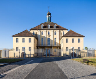 Bad Schönborn / Bad Mingolsheim - Schloss Kislau - Hauptbau - Von Norden - Blick vom ehemaligen Ehrenhof auf die Nordfassaden des Hauptbaus, des Ostflügels (links) und des Westflügels (rechts) (aufgenommen im Juni 2023, am frühen Vormittag)