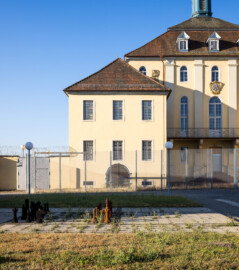 Bad Schönborn / Bad Mingolsheim - Schloss Kislau - Hauptbau - Von Norden - Blick vom ehemaligen Ehrenhof auf die Nordfassaden des Ostflügels und des Hauptbaus (aufgenommen im Juni 2023, am frühen Vormittag)