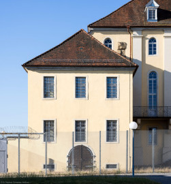 Bad Schönborn / Bad Mingolsheim - Schloss Kislau - Hauptbau - Von Norden - Blick vom ehemaligen Ehrenhof auf die Nordfassade des Ostflügels des Hauptbaus (aufgenommen im Juni 2023, am frühen Vormittag) Bad Schönborn / Bad Mingolsheim - Schloss Kislau - Hauptbau - Von Norden - Blick vom ehemaligen Ehrenhof auf die Nordfassade des Ostflügels des Hauptbaus (aufgenommen im Juni 2023, am frühen Vormittag)